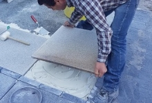Plaatsen van tegels in mortel op basis van wit zand en witte cement.
