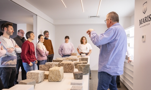 Aandachtige toeschouwers tijdens het bezoek van Agentschap Onroerend Erfgoed