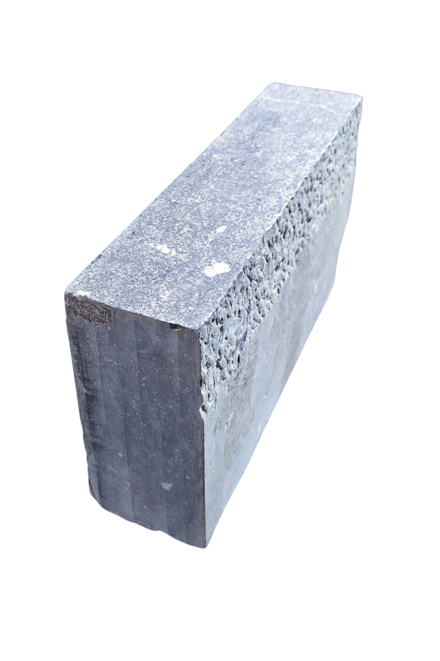 Herbruik boordsteen arduin kops gezaagd, bovenzijde gevlamd.